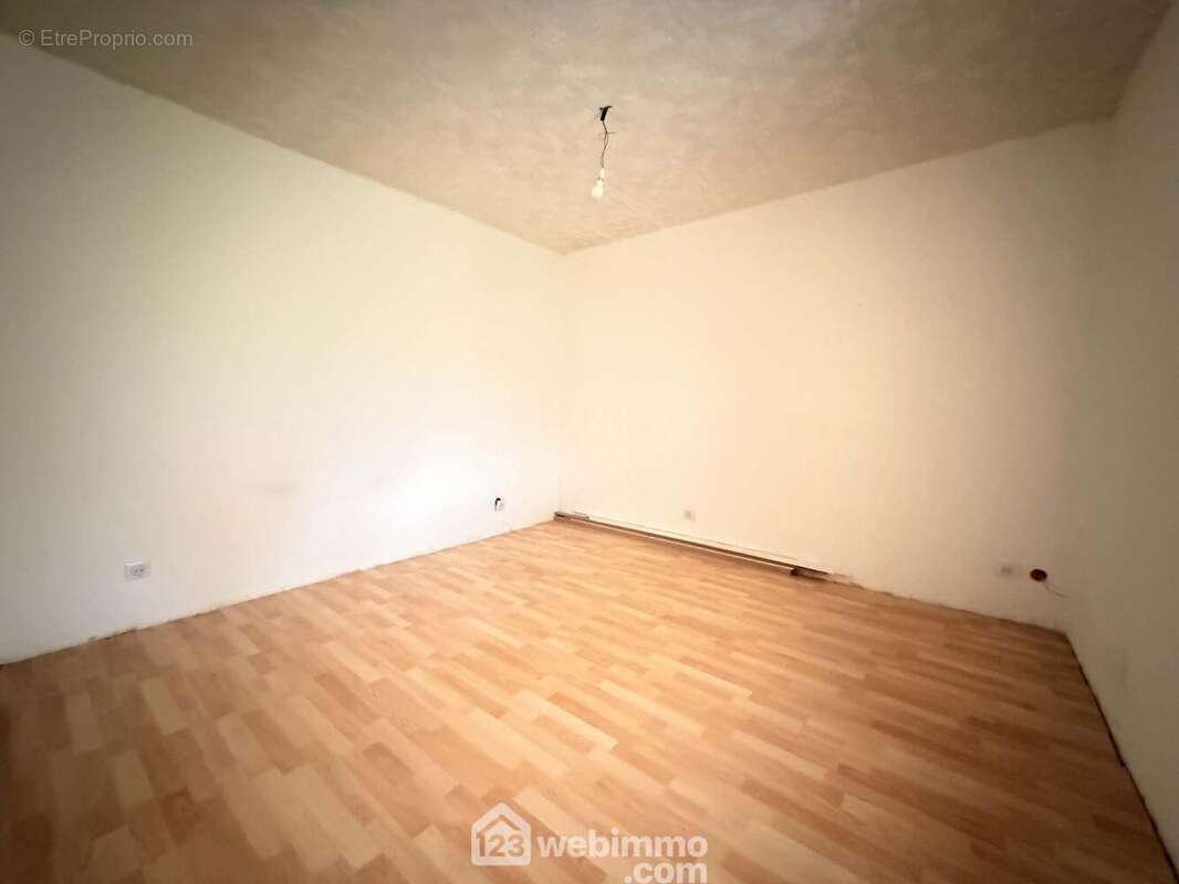 En rez-de-chaussée, voici la première chambre de 14 m²