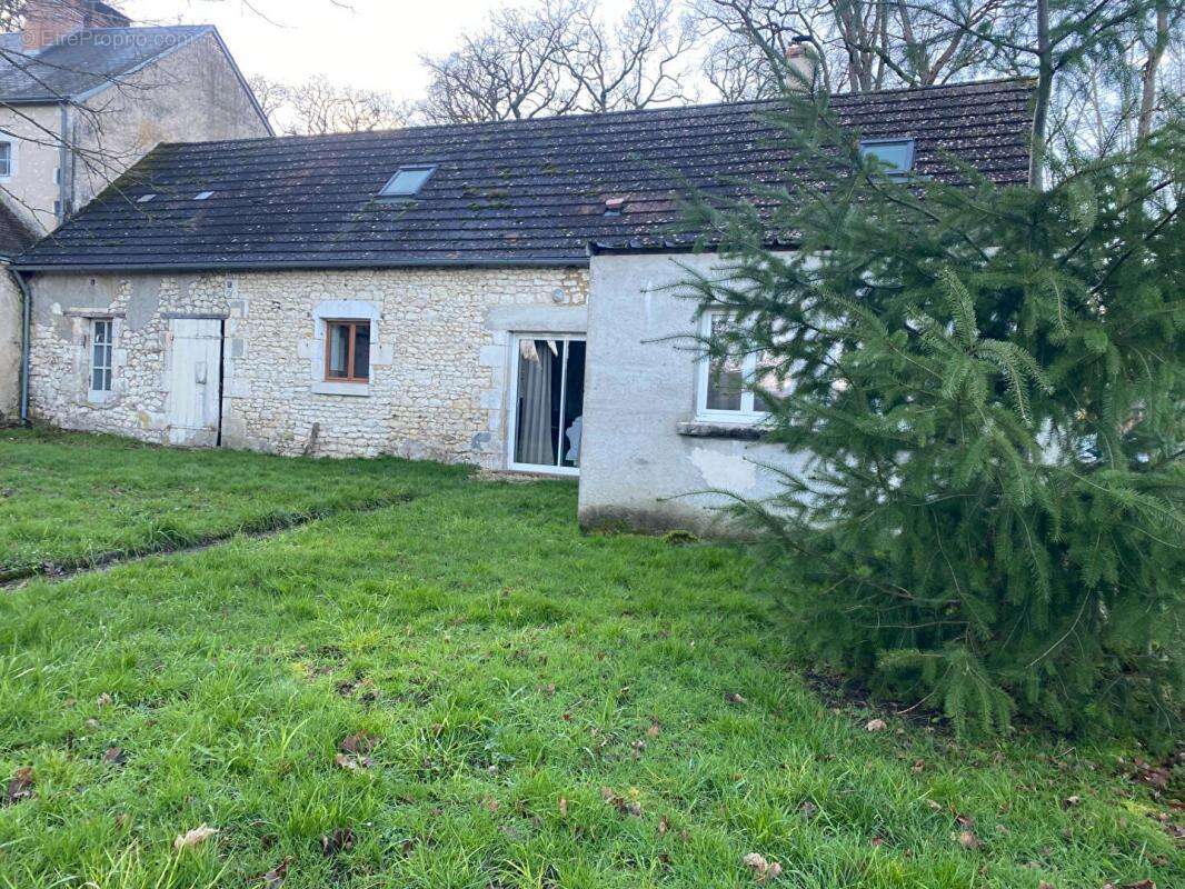 Maison à AZAY-LE-FERRON