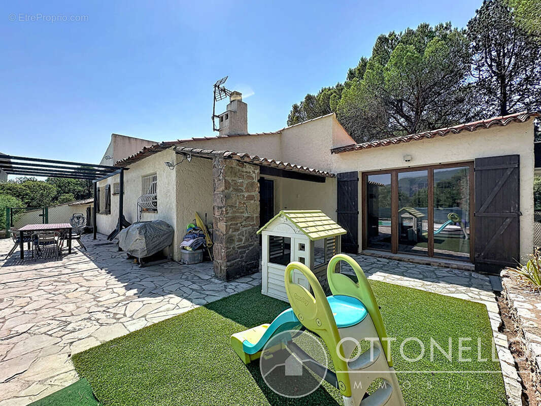 Maison à ROQUEBRUNE-SUR-ARGENS