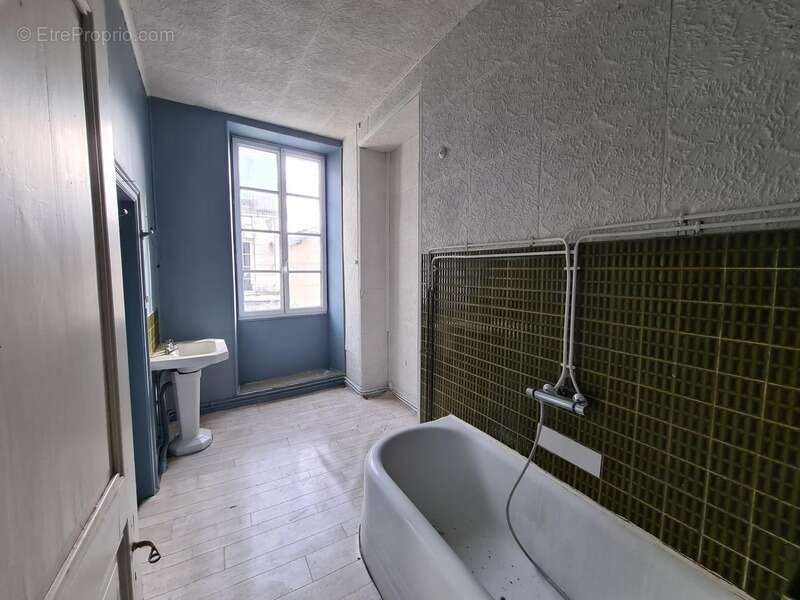 Appartement à VILLEBOIS-LAVALETTE