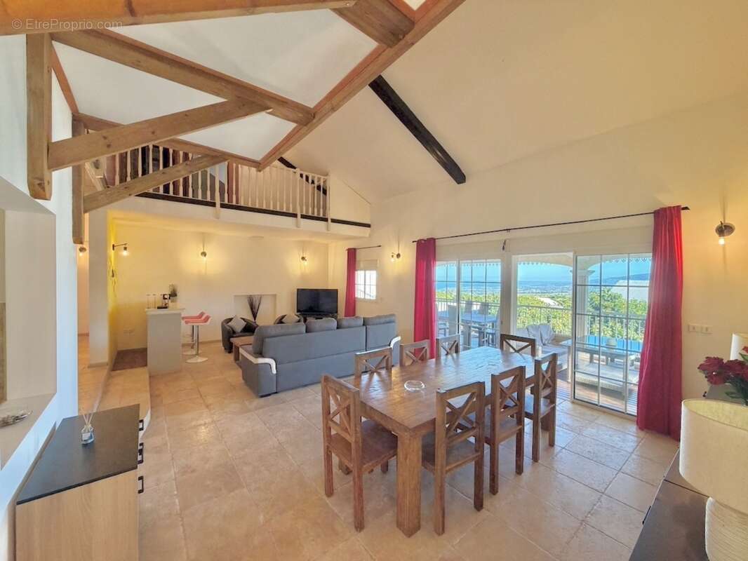 À vendre – Villa T11 d'exception avec piscine, jacuzzi et fort potentiel locatif – Mont-Vert-les-Bas (Saint-Pierre) - photo 4