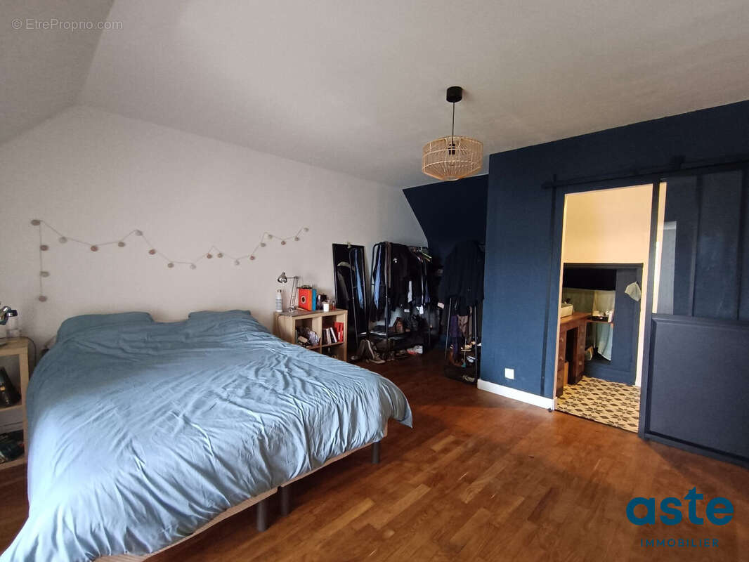Suite parentale sous combles de 24 m² au sol avec douche privative - Maison à BREST