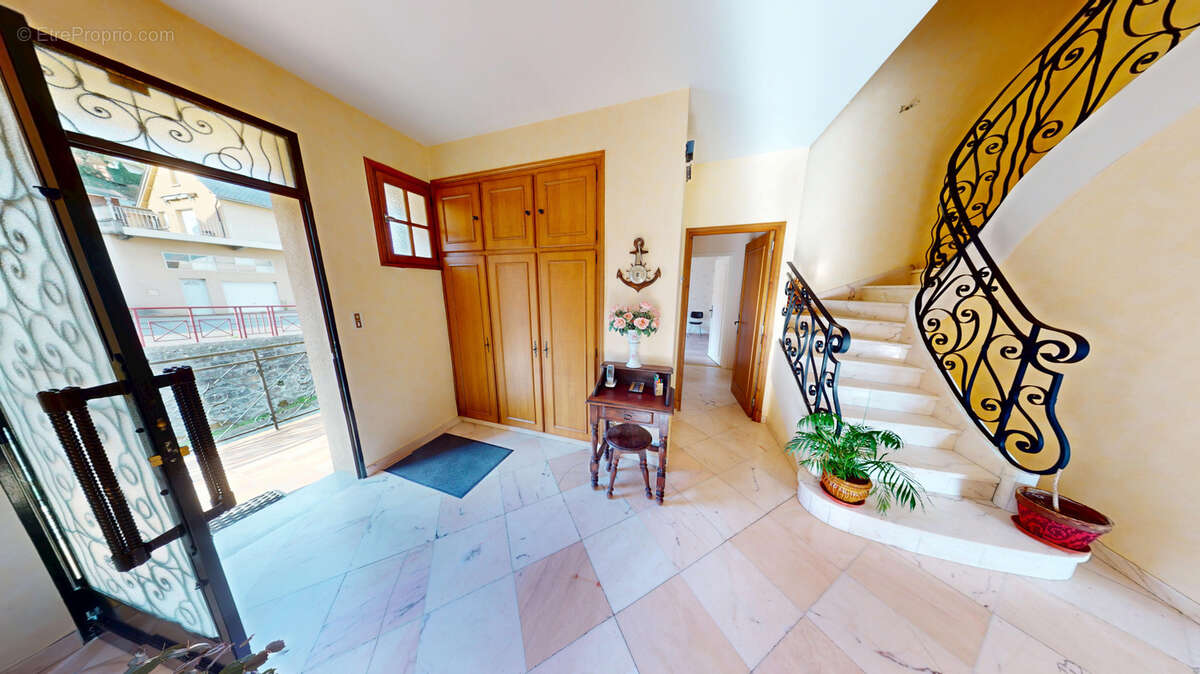 Appartement à SALLES-CURAN