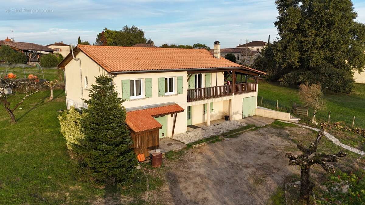 Maison traditionnelle - 3 chambres et bureau - Véranda - Garages - Jardin - photo 3