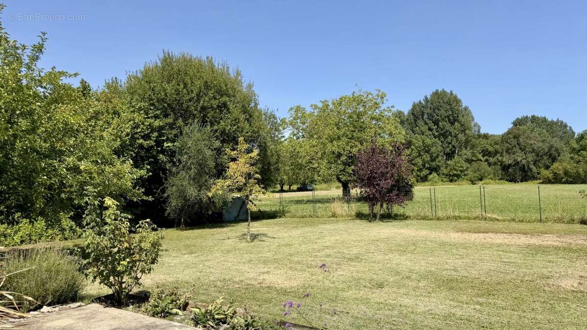 ? Maison charentaise rénovée à Aigre   146 m2   179 000 EUR FA - photo 2