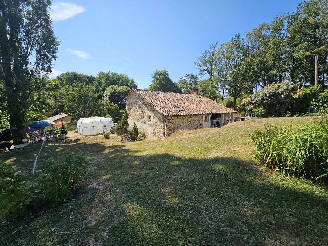 Maison de campagne avec piscine, bois et cadre paisible de hameau - photo 3