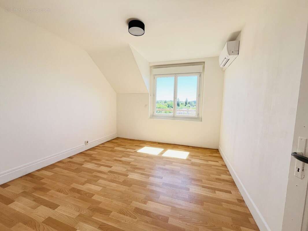 Appartement 253 m² à Neris-Les-Bains  - photo 4