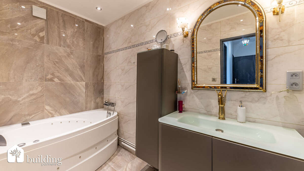 Appartement à COURBEVOIE