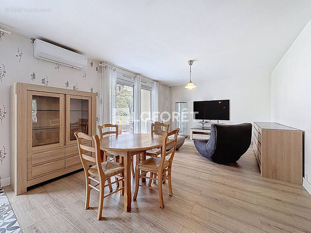 Appartement à PERONNAS