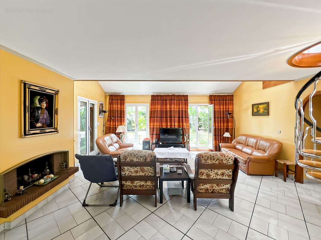 MENNECY - Village Levitt - Maison familiale indépendante 7 pièces - 137 m² - Terrain de 680 m² - photo 6