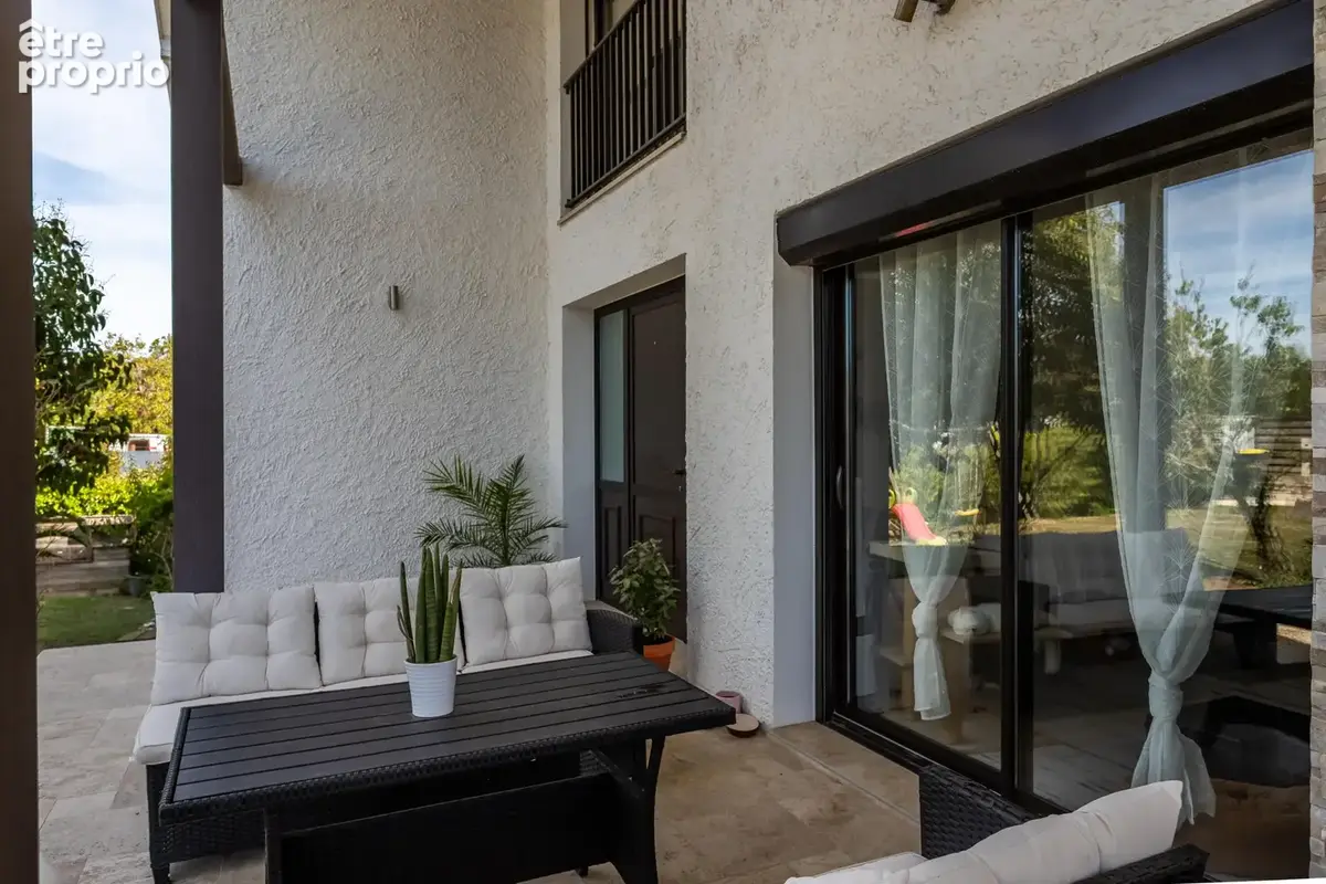 Une maison moderne avec piscine, jardin et parking - photo 39