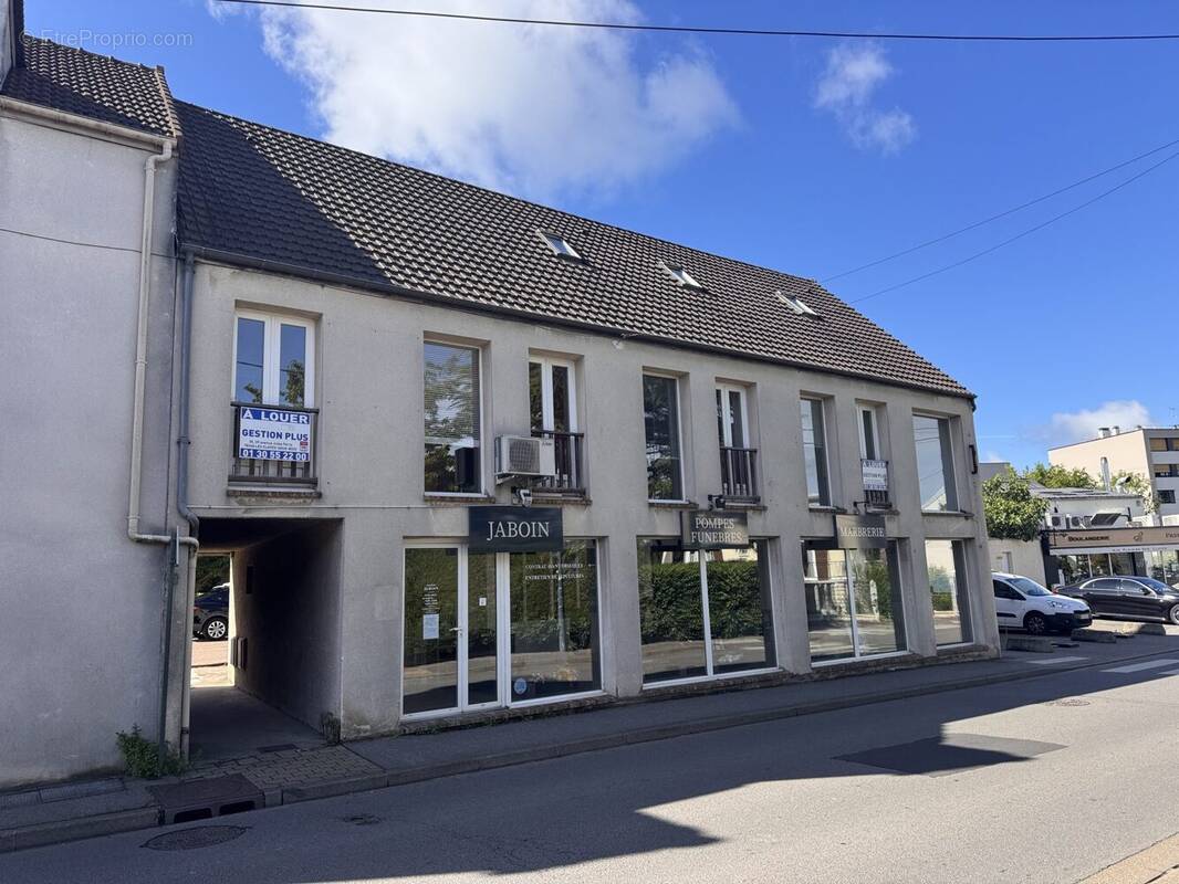 Commerce à LES CLAYES-SOUS-BOIS