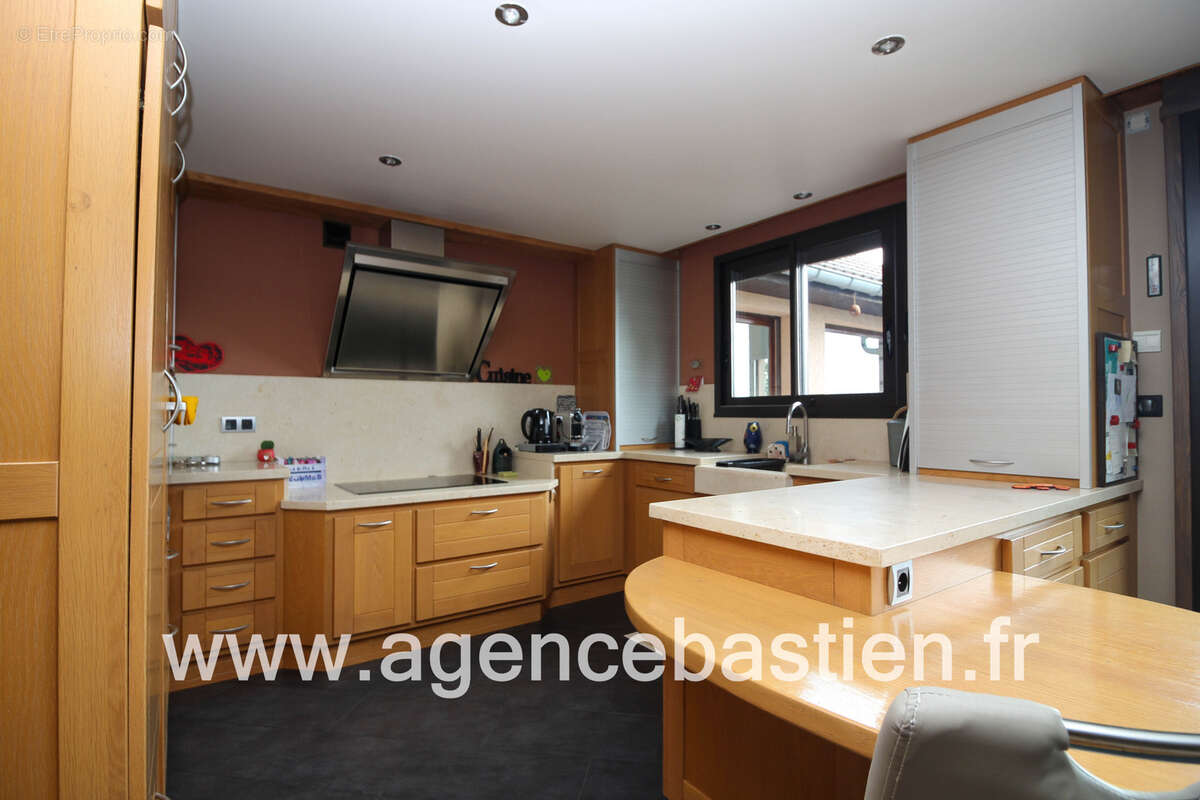 THOIRY   Villa 183 m2 - Vue Mont-Blanc - Studio indépendant - DPE C - Terrain 800 m2 - photo 4