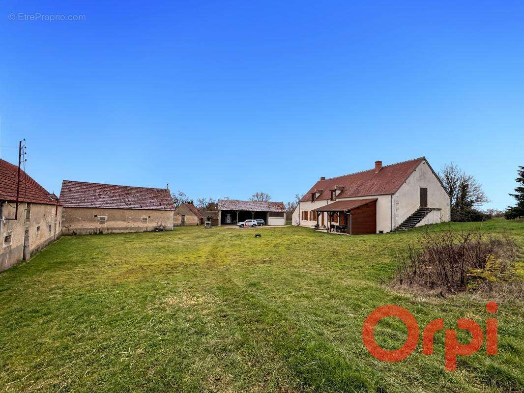Maison à DUN-SUR-AURON