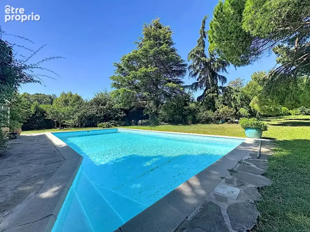 Mougins – Vue imprenable sur le vieux village – Villa 235 m² sur 3 500 m² de terrain plat, piscine et dépendance - photo 18