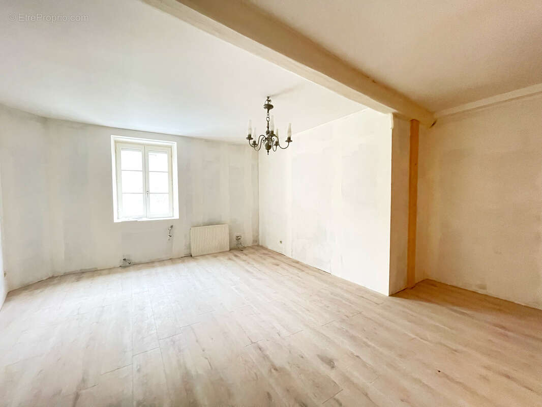 Maison à ORLIENAS