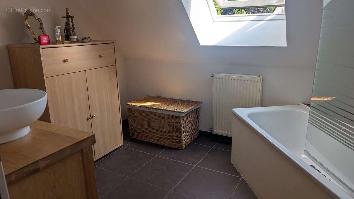 Maison 116 m² à Saint-Jean-De-Linieres  - photo 6