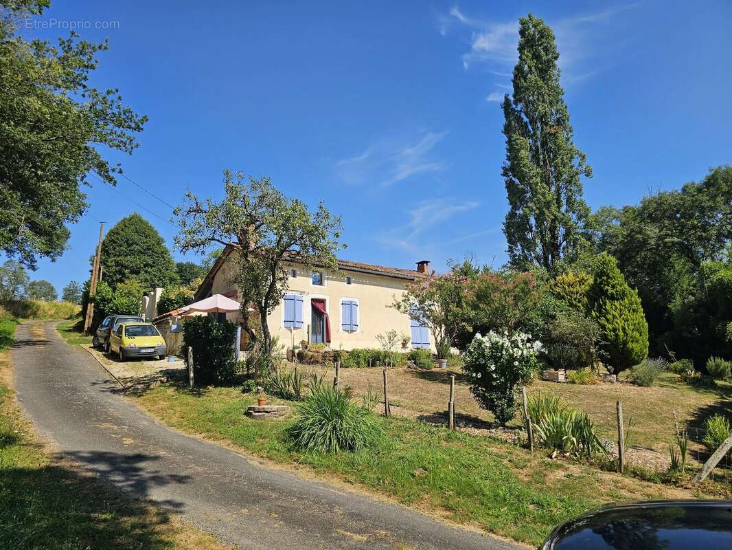 Maison de campagne avec piscine, bois et cadre paisible de hameau - photo 2