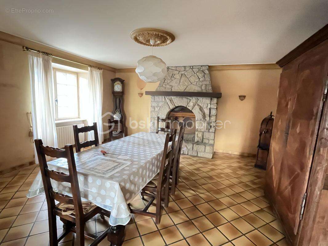 Maison à SAINT-THUAL