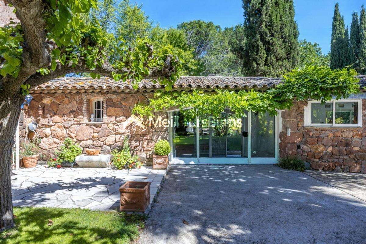 Villa 8 pièces 233 m² avec piscine sur 1 hectare à Roquebrune-sur-Argens - photo 2