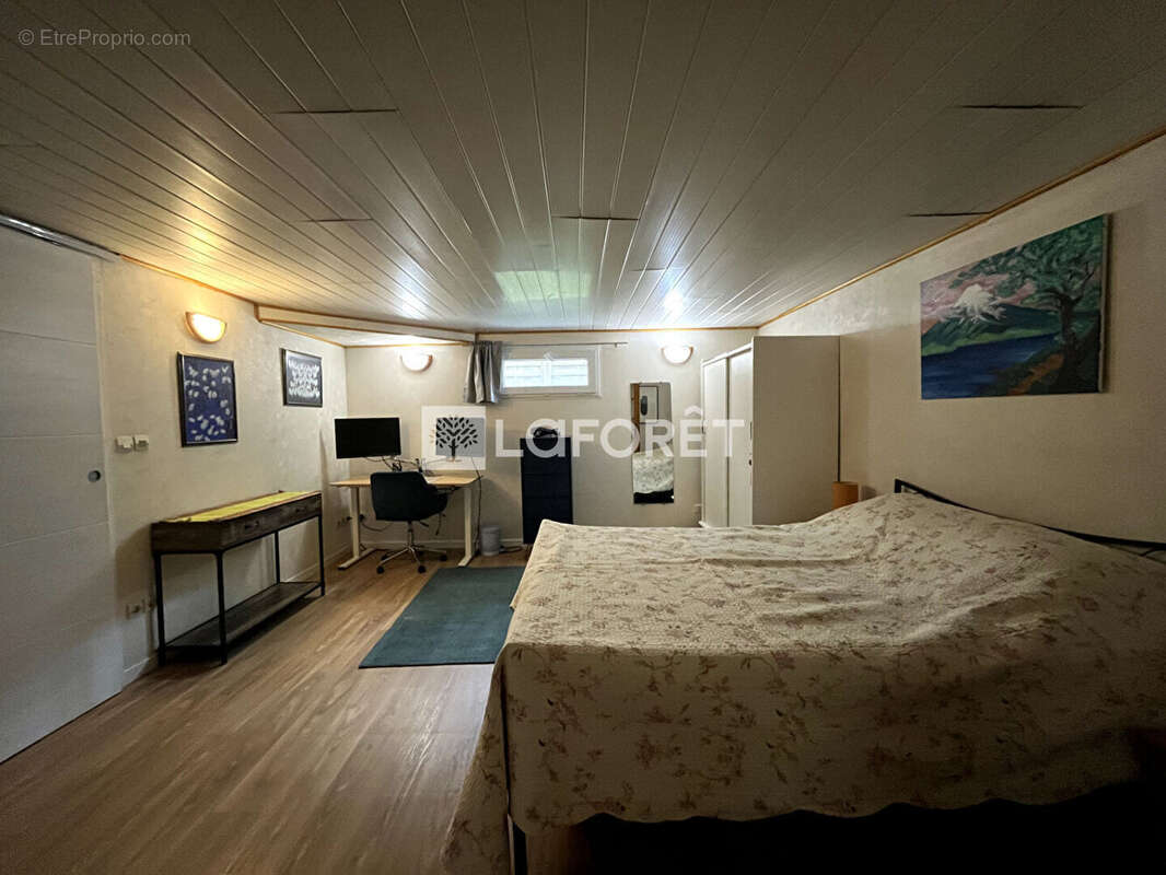 Aux portes du Vésinet, découvrez cette maison familiale offrant 5 chambres, une chambre de plain-pied et un espace indépendant. - photo 14