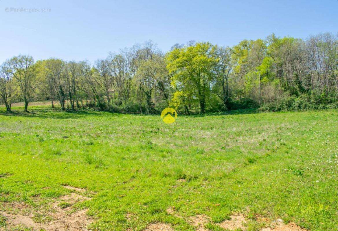 Terrain à SAINT-GEORGES-DE-MONTCLARD