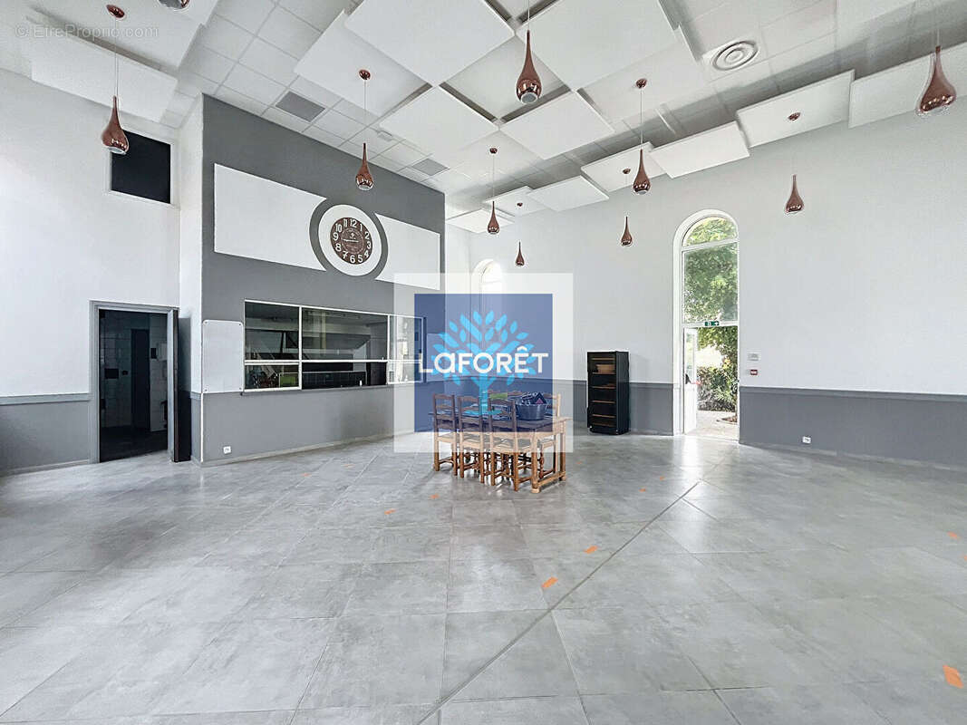 Commerce à ETAULIERS