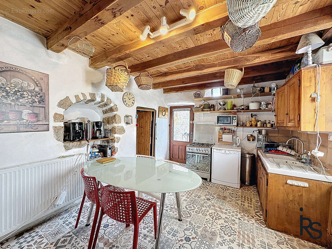Dans un hameau typique, un ensemble immobilier de 3 maisons avec 8300 m2 de terrain et une vue splendide. - photo 11