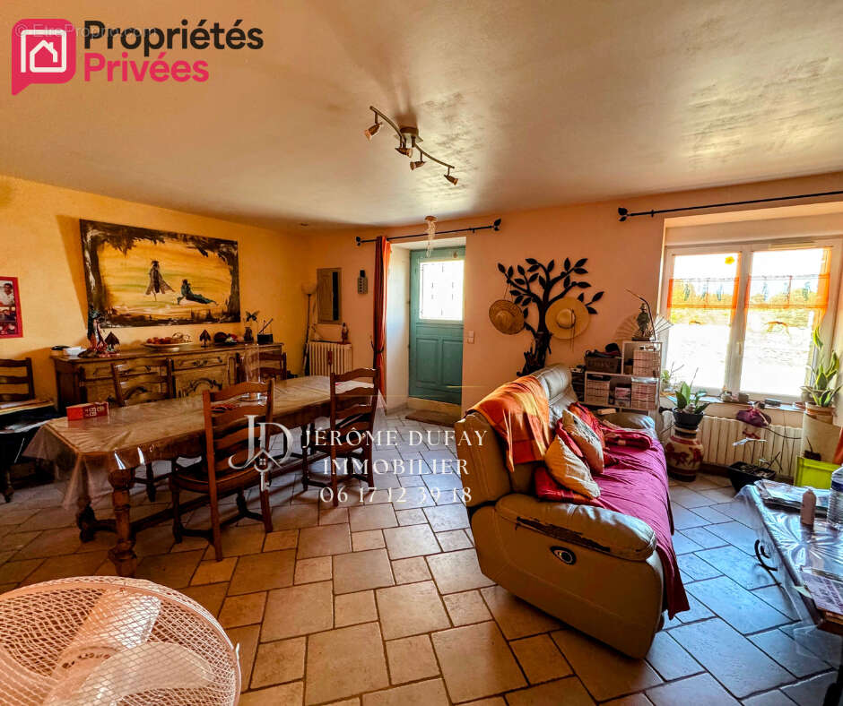 Maison à AMBRIERES-LES-VALLEES