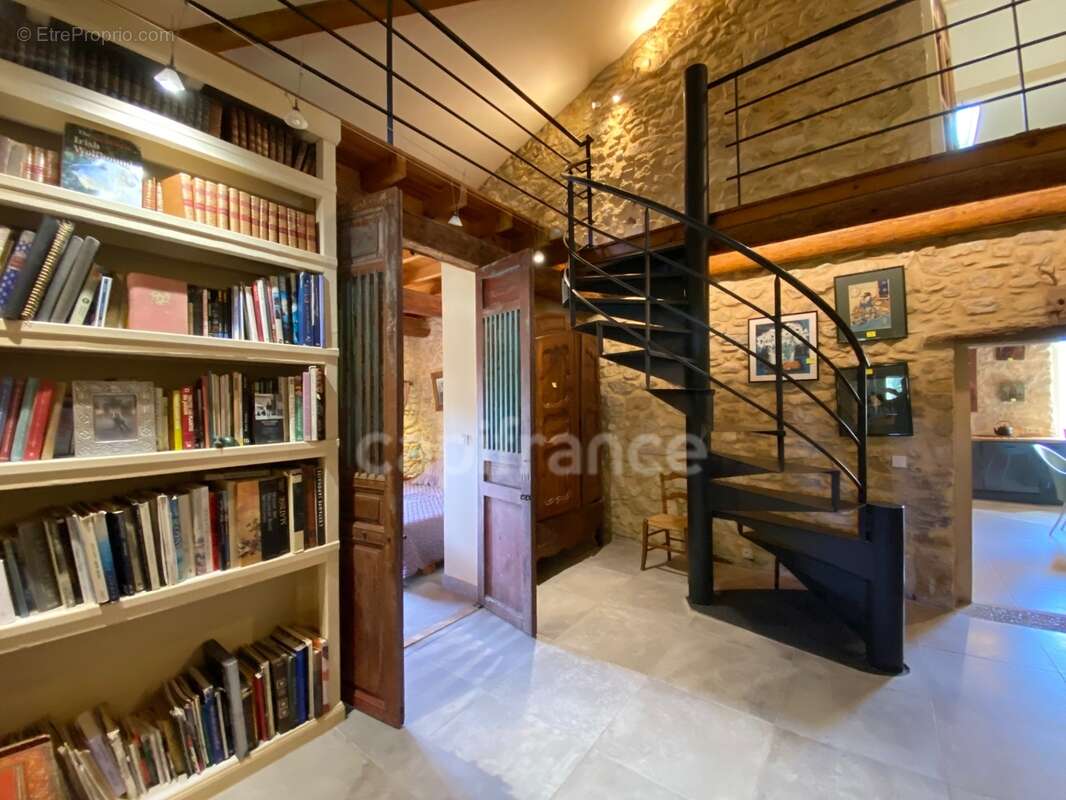 Entre Uzès et La Roque-sur-Cèze, Éden Provençal : Mas du XVIIIe & Son Domaine Privé sur 3,3 hectares - photo 7