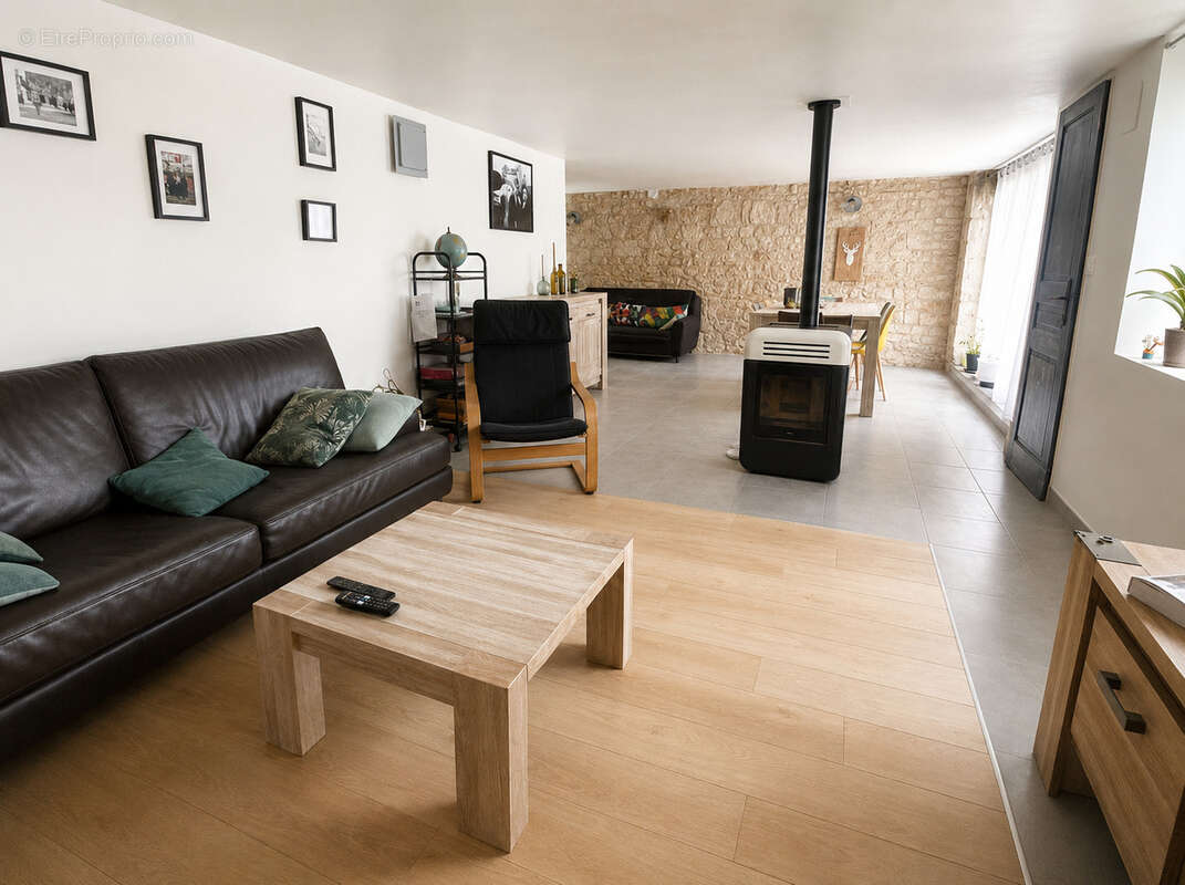 Proche Trélissac - Maison de caractère rénovée à vendre à Cubjac   3 chambres, grand espace de vie, atelier - photo 3