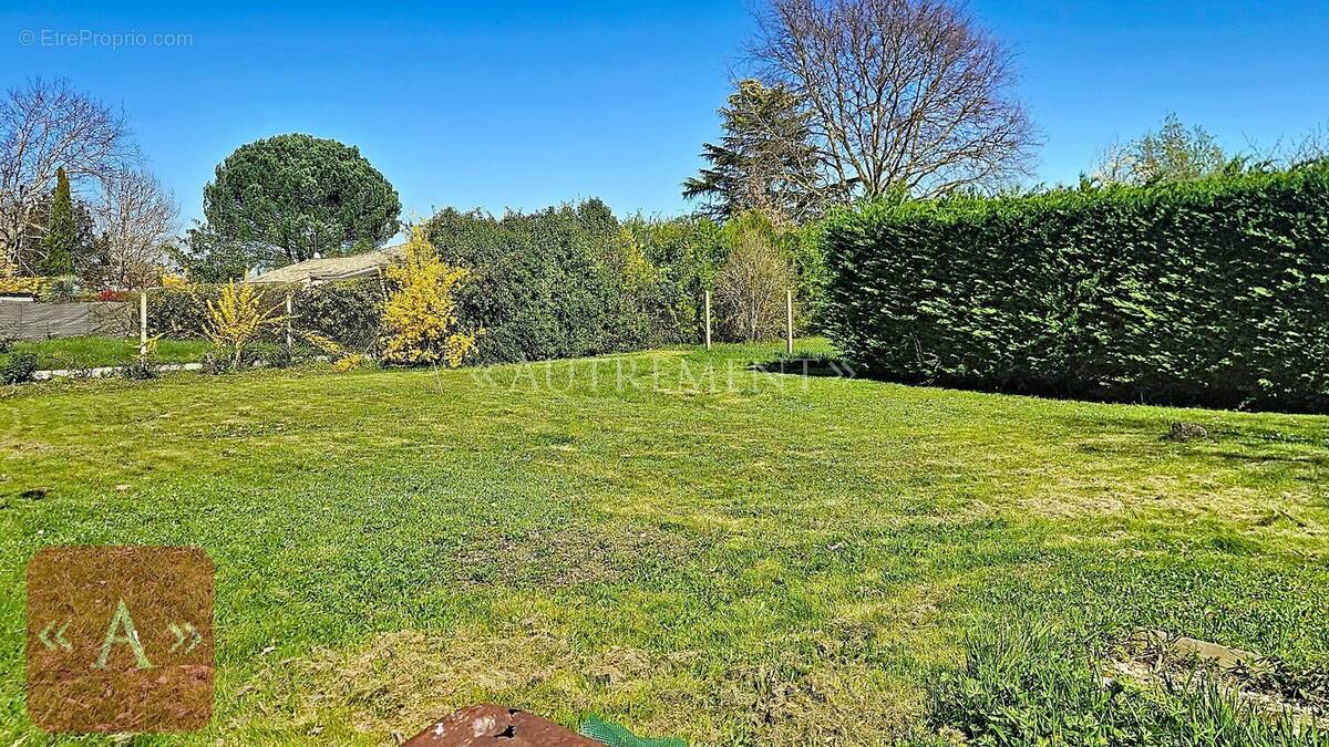 Terrain à SAINT-SULPICE