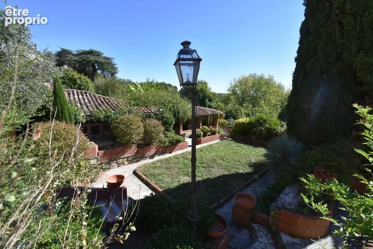 Maison de maître atypique avec maison secondaire, piscine et jardin. - photo 27