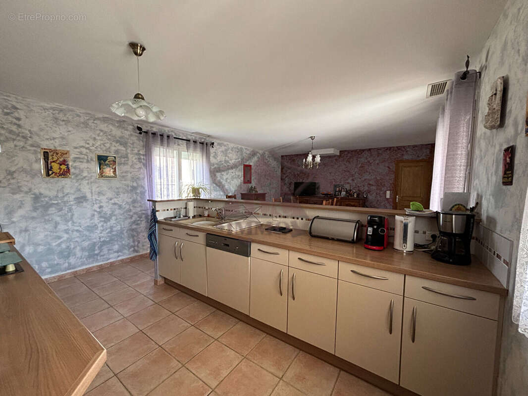 Maison à SAINT-JEAN-DE-MARUEJOLS-ET-AVEJAN