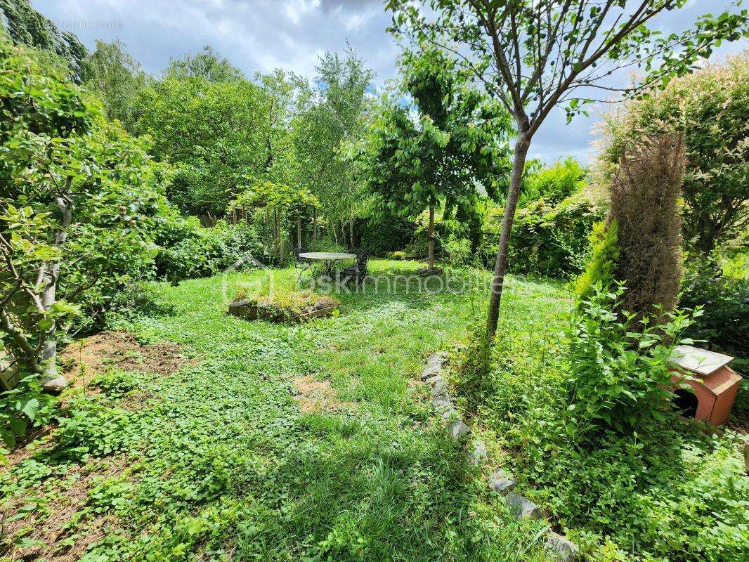 Maison individuelle, 3 grandes chambres, jardin, local commercial récent, sous-sol - photo 10