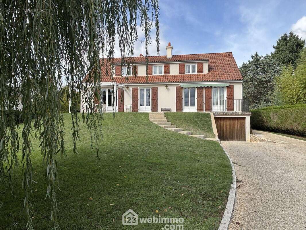 La maison de 206 m2 habitables répartis sur 2 niveaux, avec sous-sol. - Maison à MONTAMISE