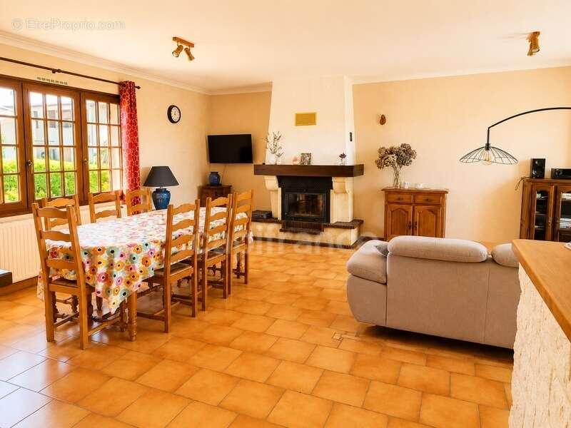 Maison à DOMPIERRE-SUR-VEYLE