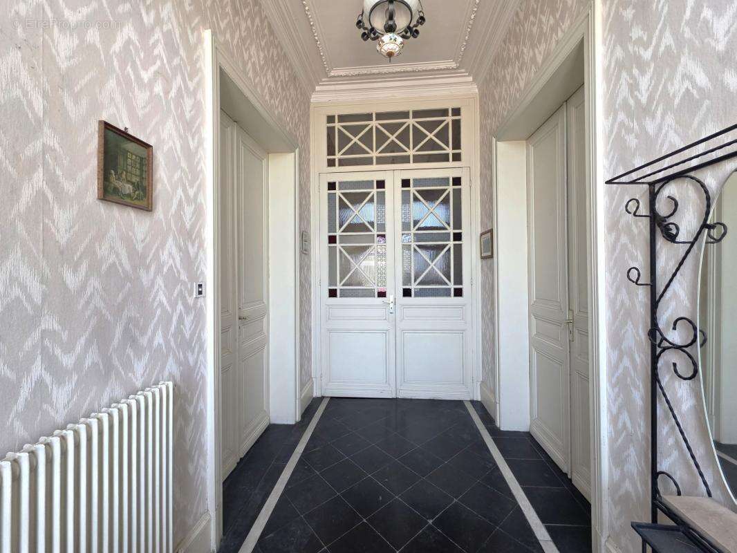 Maison de caractère 228m² avec garage et terrain clos - photo 4
