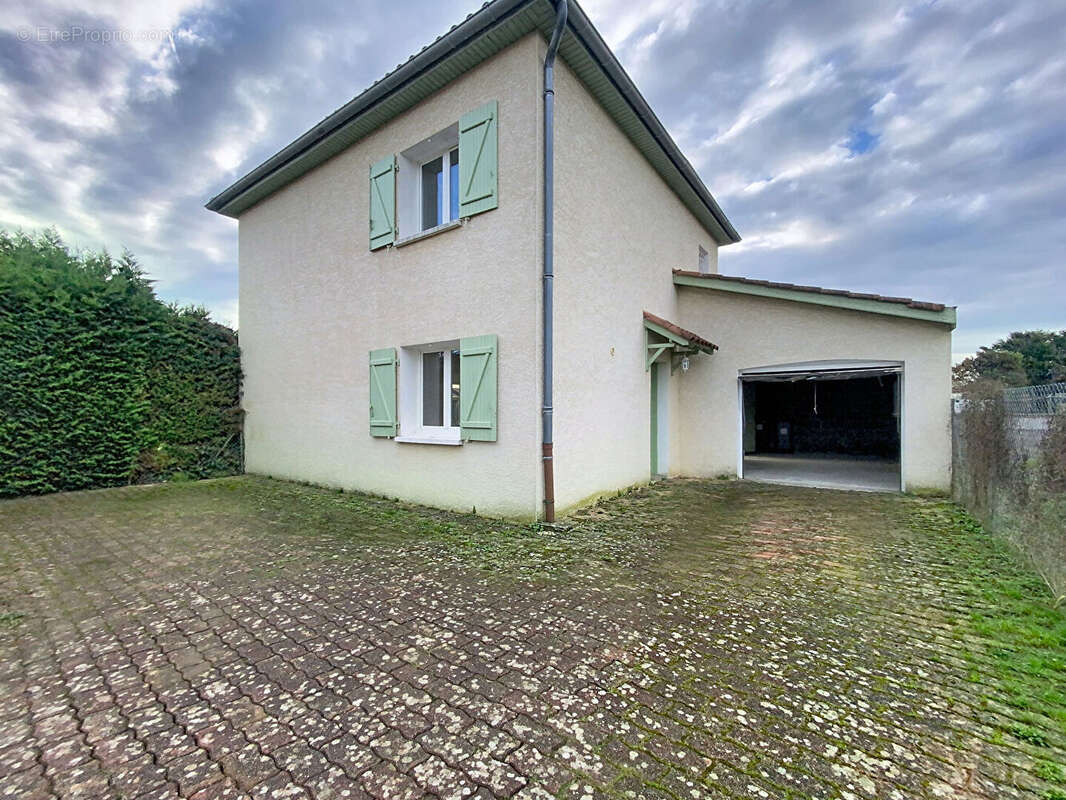 Maison individuelle , 96m2 sur terrain 400m2, trois chambres, un bureau,  un garage. - photo 2