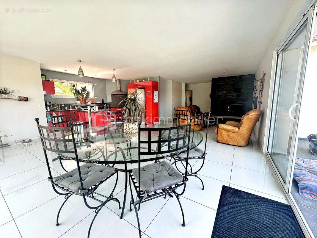 Maison à VILLECOMTAL-SUR-ARROS