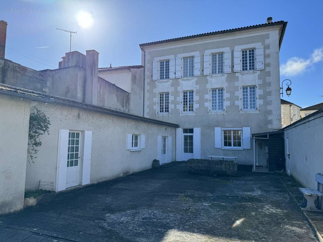 Maison à BLANZAC-PORCHERESSE