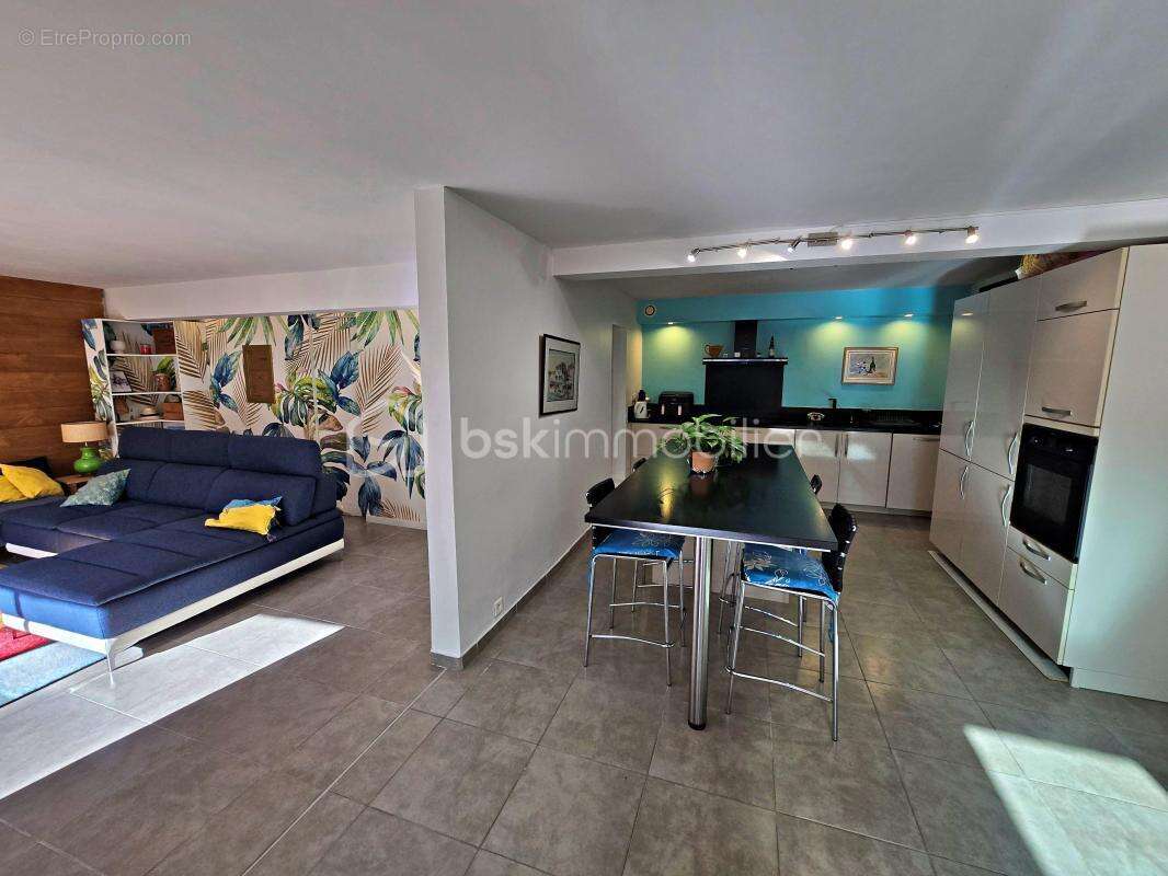 EXCLUSIVITÉ – À 100 m de la mer – Maison T5 + Duplex indépendant – Idéal famille, investissement ou projet multigénérationnel - photo 7