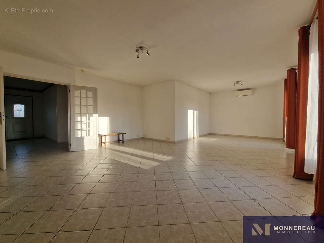 Maison à MONTMOREAU-SAINT-CYBARD