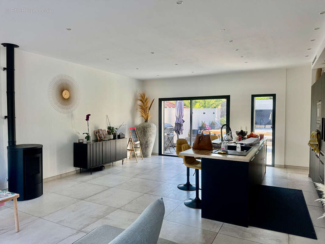 Maison de plain pied 100m2 terrain 538m2 garage et piscine - photo 6
