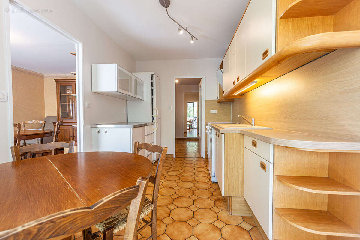Agence immobiliere laforet - "chêne" - annecy - appartement traversant t5 - veranda - cave - garage double en sus (hsp : 3m10) - - photo 4