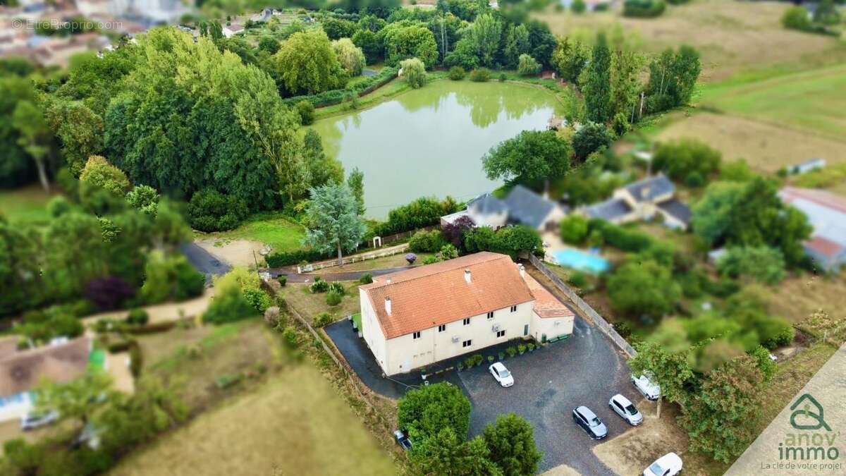 Commerce à NIEUIL-L'ESPOIR