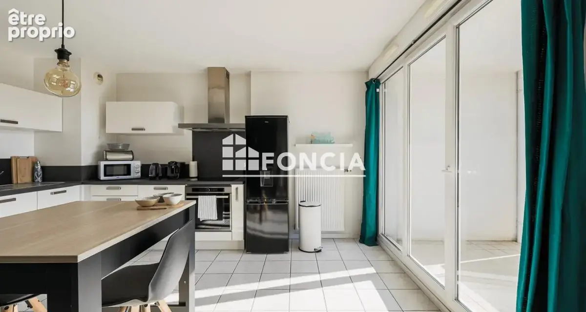  T2 de 47 m² en excellent état, avec terrasse couverte et ascenseur, au cœur d’un secteur recherché proche des transports. Une o - photo 2