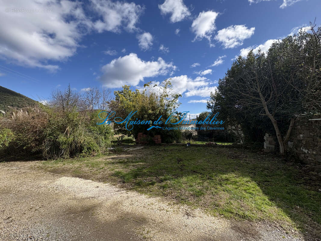 A proximité des Mages mas en pierre mitoyen d'un côté sur 1085m2 de terrain avec un puit et garage. - photo 2