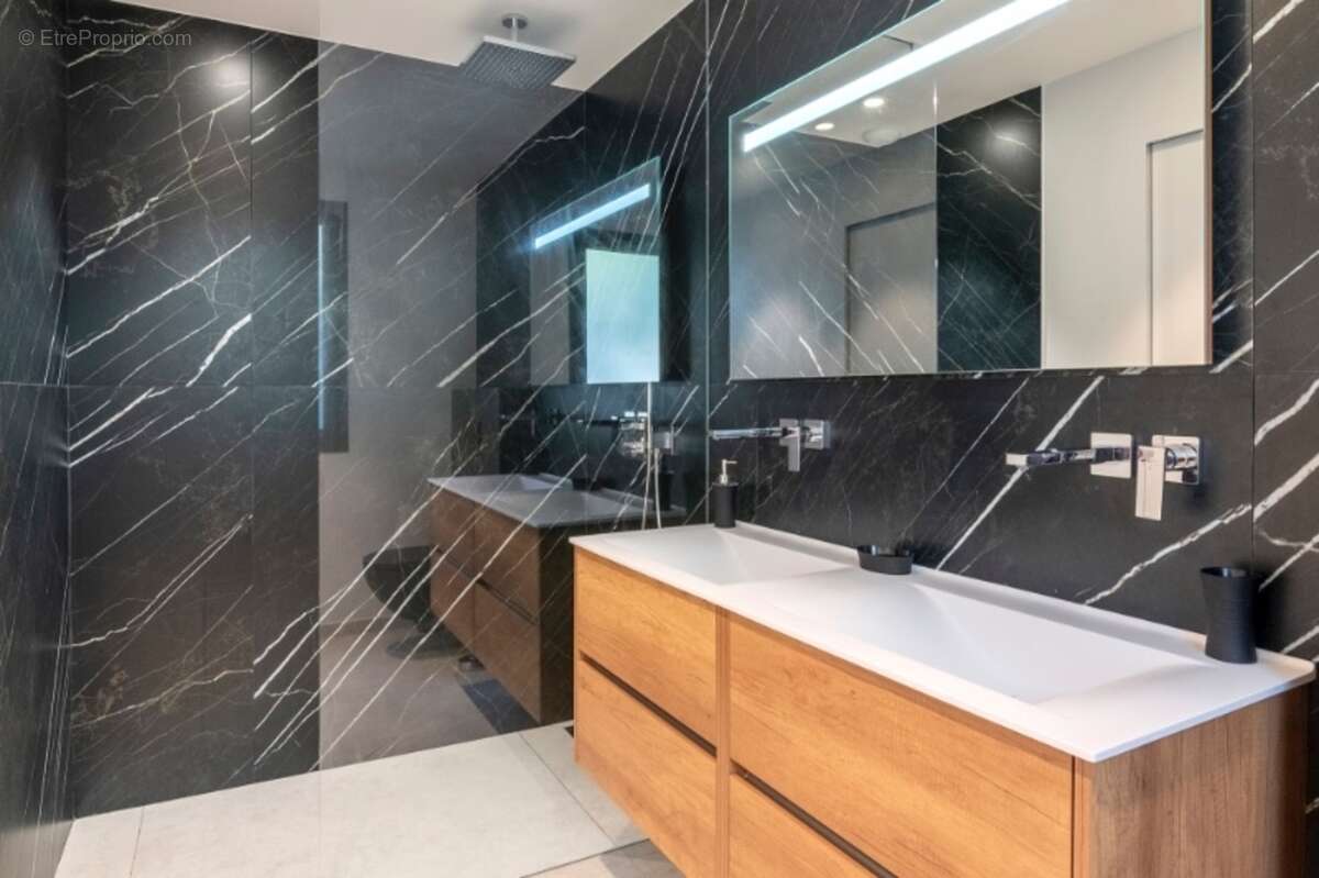 Dpt Var (83), à vendre SAINTE MAXIME maison P6 de 280 m² - Terrain de 1637 m² - photo 14
