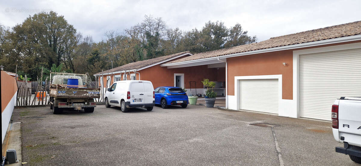 belle maison P.P avec garage double, Piscine, terrasses et jardin clos - photo 12